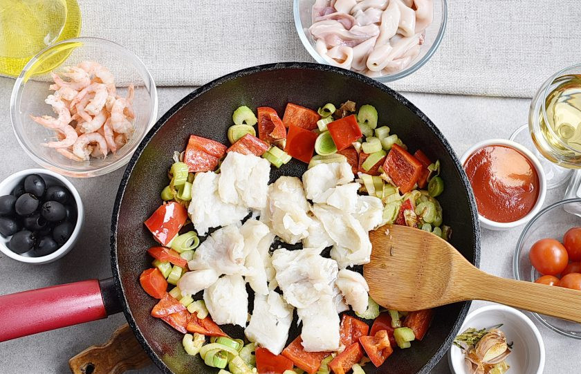 1. Этап. Рагу из морепродуктов: Удалите чеснок и розмарин. Выложите кубики рыбного филе и жарьте 3 минуты, помешивая.