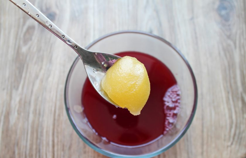 1. Этап. Брусничный глинтвейн: Добавьте в глинтвейн мед, перемешайте и подавайте к столу.