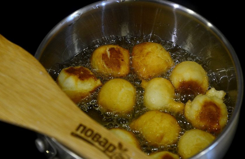 1. Этап. Шарики из сгущенки: 6. Обжаривайте в кипящем масле до золотистого цвета.