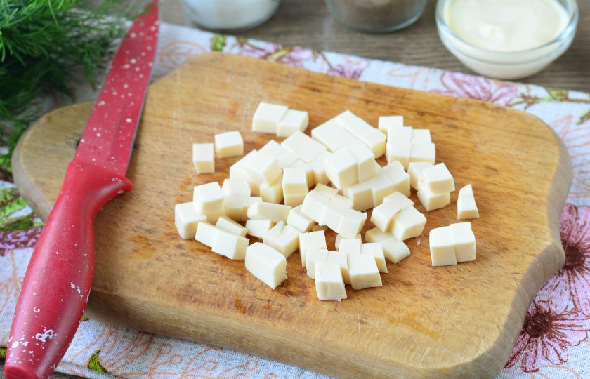 1. Этап. Салат с ветчиной и плавленым сыром: Плавленый сырок нарежьте средними кубиками.