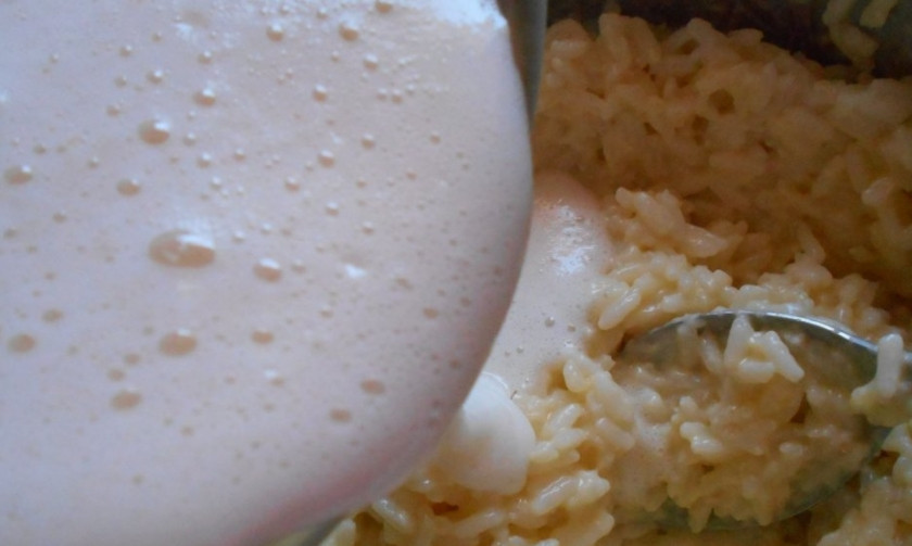 1. Этап. Паровой рисовый пудинг: 5. Белок взбиваю до образования пышной пены, а затем ввожу его в рисовую массу.