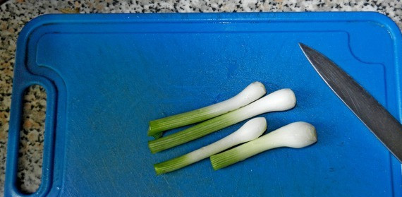 1. Этап. Чечевичный томатный суп: 2. Подготовьте все продукты и можно приступать к нарезанию. Нарежьте мелко зеленый лук, сладкий перец (предварительно его очистив). Можно использовать даже замороженные овощи (как в моем случае).