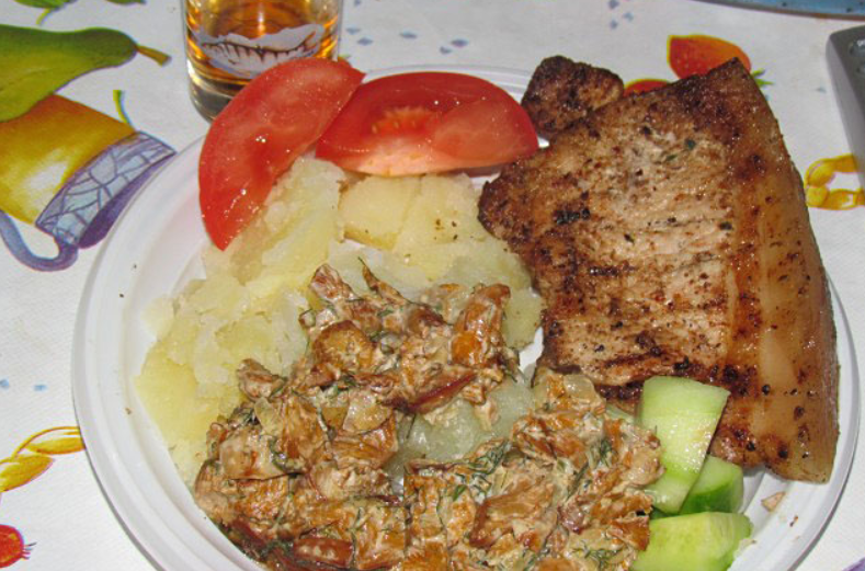 1. Этап. Лисички в сметанном соусе: Подаем к столу с картофелем и мясом. Приятного аппетита!