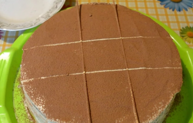 1. Этап. Бисквитный торт Славяночка: 12. Украсьте торт на свой вкус. Я просто посыпала его какао. Обязательно дайте время торту пропитаться, оставьте его лучше всего на ночь.