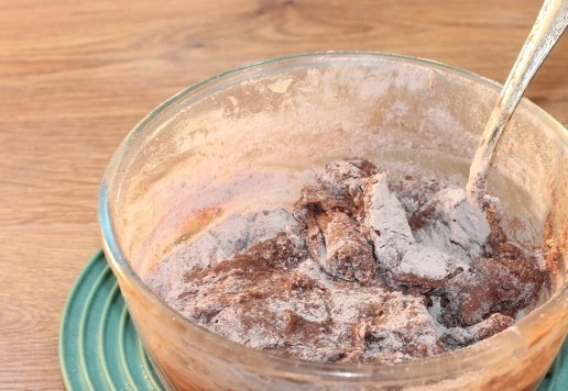 1. Этап. Шоколадное печенье с черешней на сгущенке: 7. А затем всыпаем остатки муки (1/2 ч.) и перемешиваем ложкой. Получается довольно густое тесто.