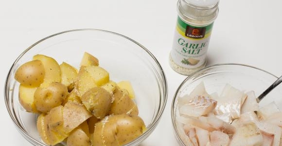 1. Этап. Картофель с треской: Добавьте к треске и картофелю чесночную соль или отдельно соль и гранулированный чеснок.