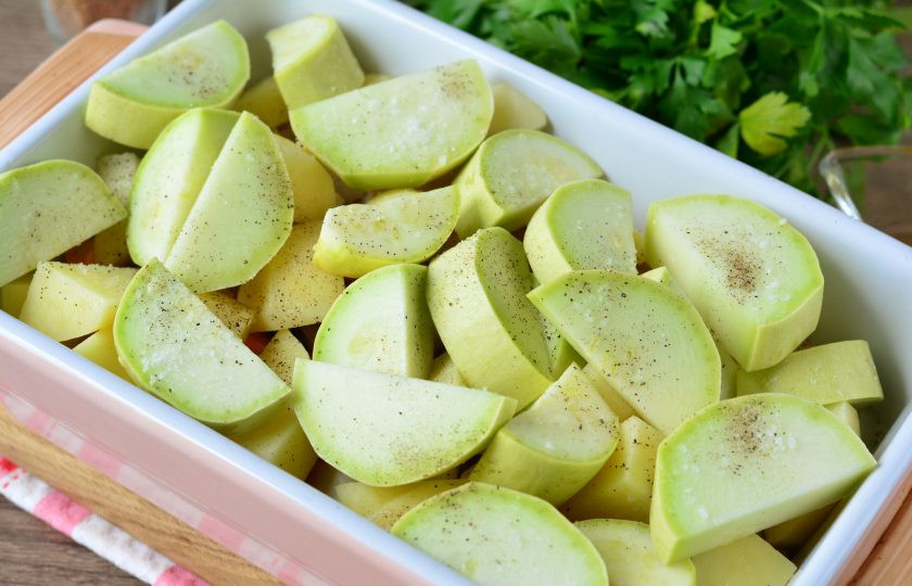 1. Этап. Жаркое в духовке с овощами: Нарежьте полукольцами кабачки и выложите в форму. Отправьте запекаться в духовку, включенную на 180 градусов.