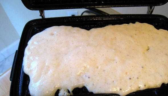 1. Этап. Тесто для электровафельницы: 5. Выкладывайте тесто на хорошо разогретую вафельницу и жарьте до румяности вафельки. Приятного аппетита!