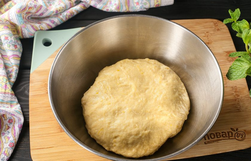 1. Этап. Пышки из тыквы: Готовое тесто должно быть мягкое и эластичное. Соберите его в шар, переложите в глубокую миску, накройте полотенцем и оставьте в тёплом месте на 1-1,5 часа.