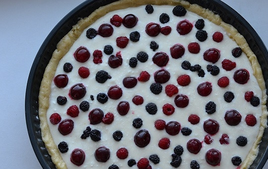 1. Этап. Творожно-сметанный торт: 9. Распределите ягоды равномерно по тортику и отправьте форму в духовку.