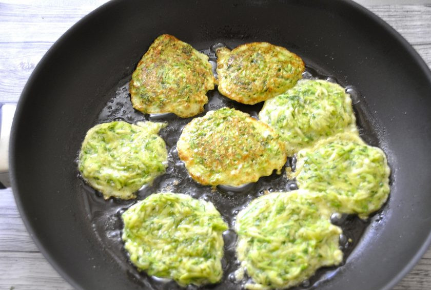 1. Этап. Кабачковые оладьи без муки: Влейте на разогретую сковороду растительное масло и ложкой выложите оладьи, жарьте с обеих сторон до готовности.