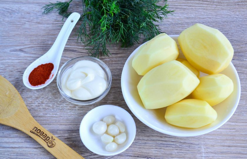 1. Этап. Картофель, запеченный с майонезом и чесноком: Подготовьте все необходимые ингредиенты. Картофель очистите и промойте. Очистите чеснок.