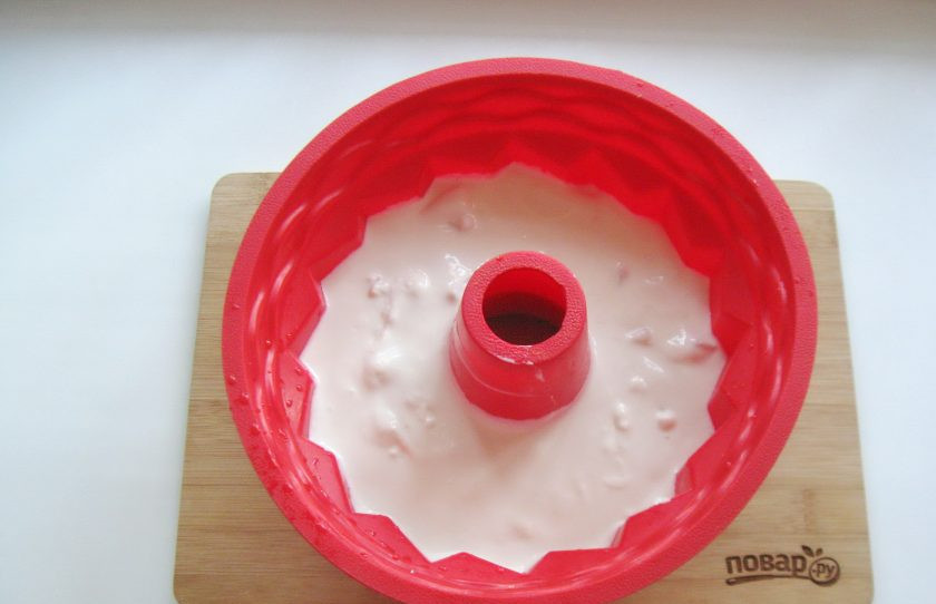 1. Этап. Творожный десерт Старая Рига: Приготовленный десерт выложите в форму. Отправьте в холод до полного застывания на несколько часов. Можно на ночь.