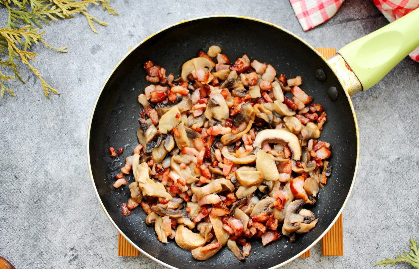 1. Этап. Лазанья Карбонара: Грибы порежьте пластинками, добавьте к грудинке и обжаривайте в течение 5 минут, перемешивая.