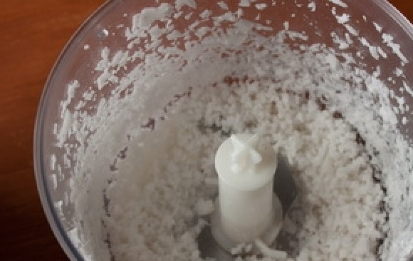 1. Этап. Кокосовое варенье: Кокосовую стружку можно купить уже готовую в магазине. А можно сделать ее самостоятельно.