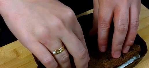 1. Этап. Шоколадный десерт с нежным творожным кремом: Бисквитная основа Добавьте в чашку 2 яйца, 3 столовые ложки сахара, 30 г взбитых сливок, 2 чайные ложки какао, 1 чайную ложку разрыхлителя и постепенно добавляйте 7 столовых ложек муки. Всё перемешайте. Подготовьте форму для выпекания: смажьте ее растительным маслом и обложите дно и края пергаментной бумагой. Вылейте внутрь тесто. Выпекайте 30 минут при 180 градусах. Получившийся бисквит разделите поперек на 2 части. Одну положите сверху на крем в шоколадной форме, а вторую пока отложите.