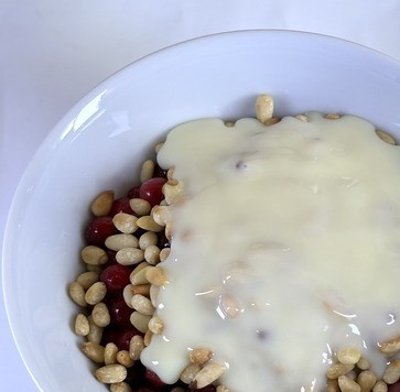 1. Этап. Десерт Сибирочка: В миску положить замороженную ягоду и обжаренные орехи, залить сгущённым молоком и перемешать.