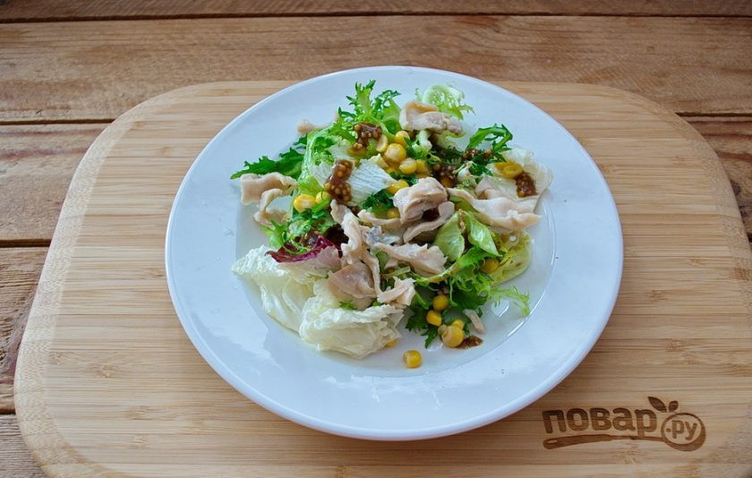 1. Этап. Салат из кальмаров и креветок: Консервированный кальмар достаньте из банки и нарежьте кусочками. Салат выложите на тарелку. Выложите кусочки кальмара хаотично.