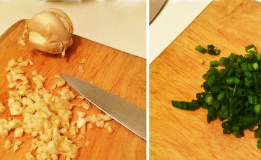 1. Этап. Салат с киноа, шпинатом и грибами: Измельчите зеленый лук и чеснок.