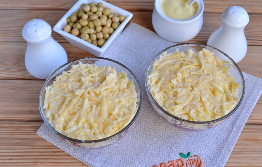 1. Этап. Салат Простушка: Следующий слой — огурцы, после — сырный слой.