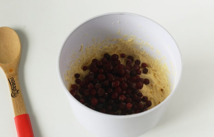 1. Этап. Бретонский пирог с клюквой и яблоками: Затем добавьте клюкву. У меня замороженная клюква, я ее предварительно не размораживаю.