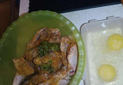 1. Этап. Куриные крылышки во фритюре: В миску к крыльям добавляем специальную приправу, давленный чеснок, соль, перец по 1 ч. ложке паприки и куркумы, масло. Перемешиваем и отправляем в холодильник на 20-30 минут. Два яйца разбиваем, добавляем щепотку соли и немного взбиваем.