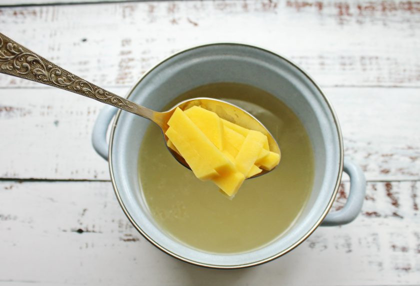 1. Этап. Суп из сныти: Картофель очистите и порежьте средней соломкой. Бульон доведите до кипения и выложите в него картофель. Варите все на среднем огне в течение 10 минут до готовности картофеля.