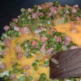 1. Этап. Кантонское Ризотто: Наконец, добавьте взбитые яйца.