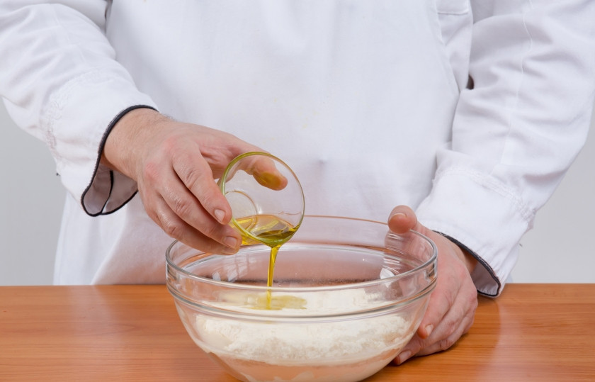 1. Этап. Тесто для пиццы за 5 минут: 1. Муку просеем с солью. Дрожжи растворяем в теплой воде. Затем смешаем дрожжи, масло и муку.