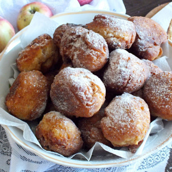 Творожные пончики с яблоком