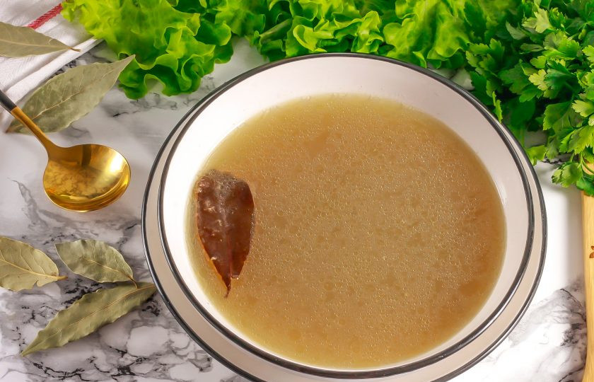 1. Этап. Костный бульон в мультиварке: Разлейте бульон горячим в тарелки и подайте к столу. Если же хотите получить холодец, то остудите бульон в тарелках и поместите в холодильник, он отлично застынет!