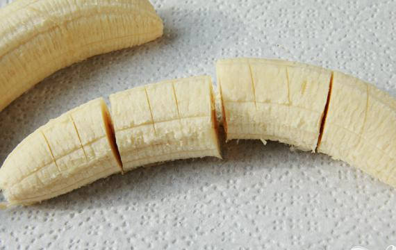 1. Этап. Треугольнички с Нутеллой и бананами: 1. Рисовую бумагу положить в холодильник как минимум за сутки вперед до приготовления. Тонко нарезать банан на ломтики так, чтобы из двух бананов получилось примерно 24 ломтика (по 12 от каждого толщиной примерно 6 мм).