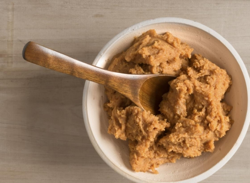 1. Этап. Мисо паста: Поставьте сверху гнет, например, ту же соль. Оставьте пасту в на год для ферментации в комнатной температуре (можно слегка прохладной), удобно поставить в кладовку. В холодильник не ставьте! Через год у вас будет прекрасная готовая мисо паста для любых блюд. Приятного аппетита!