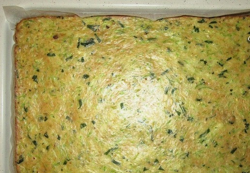 1. Этап. Кабачковый рулет с плавленым сыром: Выпекайте при 200*С 25-30 минут до румяности. Готовый пласт немного остудите, затем аккуратно снимите бумагу; сверните в рулет, приложив бумагу, вдоль и поперек, расправьте пласт и оставьте до полного остывания на бумаге.