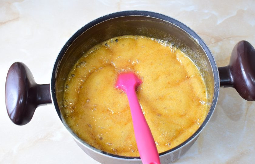 1. Этап. Медовик с клубникой и сметанным кремом: Масса начнет пениться и увеличиваться в размере. Помешивая прогрейте её пару минут и снимите кастрюлю с огня. Остудите до теплого состояния.