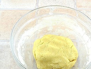 1. Этап. Творожный пирог с персиками: Постепенно просеивая муку и разрыхлитель приготовим эластичное упругое тесто, скатаем его в шар.