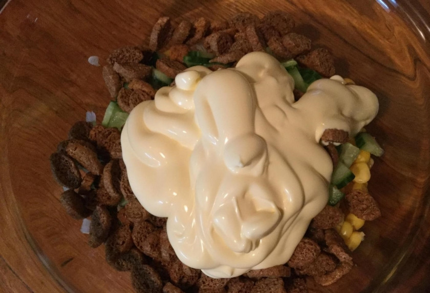 1. Этап. Недорогой вкусный салат: 6. В последнюю очередь добавляю немного майонеза, всё перемешиваю. Подаю салат сразу же после приготовления, чтобы сухарики не размокли, а еще хрустели.