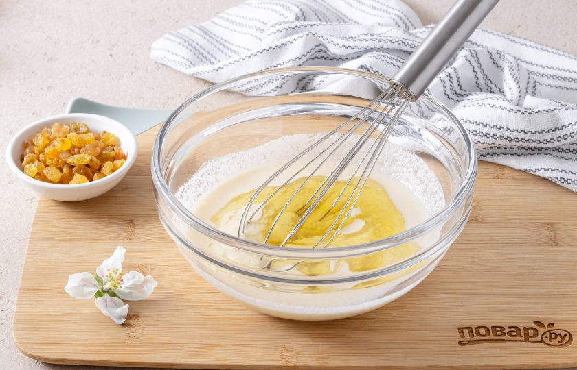 1. Этап. Манник на молоке без яиц: Затем влейте растительное масло и тщательно перемешайте еще раз до однородной консистенции. Можно воспользоваться миксером. Оставьте смесь на 1 час, чтобы манка хорошо набухла.