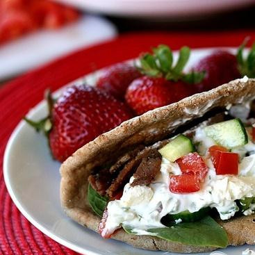 1. Этап. Гирос с говядиной и овощным соусом: 5. Подавать гирос с оставшимся нарезанным огурцом, оставшимся нарезанным луком, кубиками сыра Фета, нарезанным помидором и маслинами.