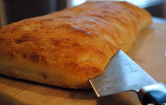 1. Этап. Сэндвич с рыбой и соусом: 4. В противном случае разрезать хлеб чиабатта вдоль пополам, выскоблить внутреннюю часть, залить приготовленный соус на обе половинки хлеба.