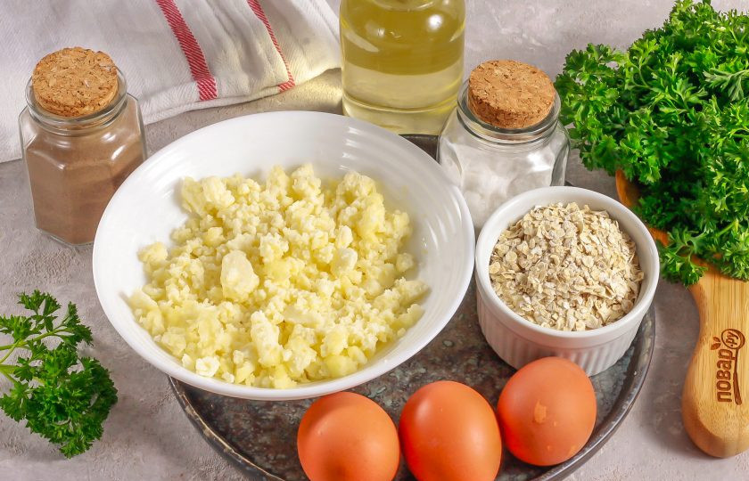 1. Этап. Овсяноблин с творогом: Подготовьте указанные ингредиенты. Если куриные яйца мелкие, то используйте 3 штуки, если крупные, то — 2 шт.