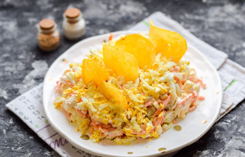 1. Этап. Салат Парус с картошкой: Куриное яйцо отварите вкрутую, очистите и натрите на средней терке, выложите поверх салата, украсьте чипсами и подавайте к столу.