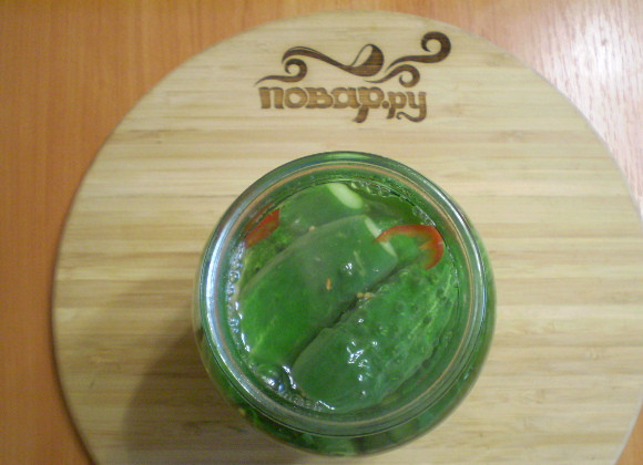 1. Этап. Острые маринованные огурчики на зиму: Залейте кипятком, только не до самого верха: еще должен 