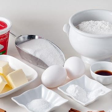 1. Этап. Маффины с шоколадной посыпкой: 1. Разогреть духовку до 175 градусов. Сбрызнуть форму для маффинов маслом или выложить бумажные вкладыши. В средней миске смешать сметану, яйца и ванильный экстракт. Взбить и отложить в сторону.