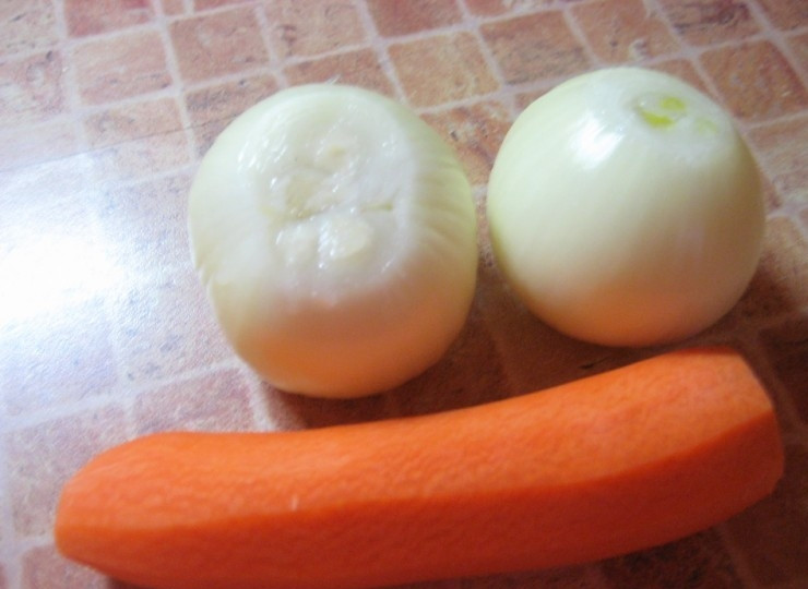 1. Этап. Щука с картошкой в духовке: 4. Очистите лук и морковь. Лук нарежьте небольшими кубиками, а морковь натрите на терке.