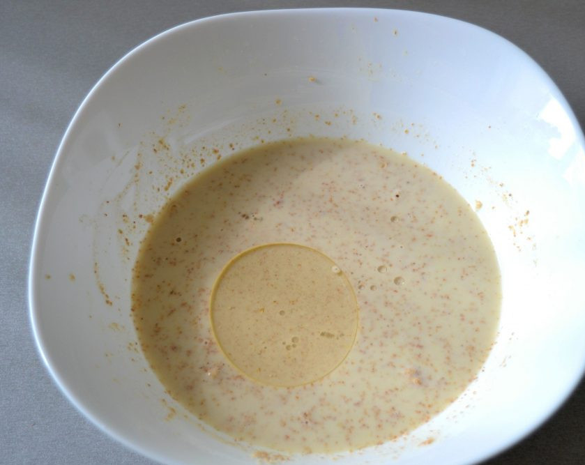 1. Этап. Полезные блины: Дайте тесту настояться 15-20 минут, после чего влейте растительное масло, смешайте. Разогрейте сковороду и смажьте растительным маслом только перед выпечкой первого блина, больше смазывать не надо, так как масло содержится в тесте. Жарьте блины, как обычно, с двух сторон. При этом рекомендую делать блины размером чуть меньше, чем обычно, так они будут легче переворачиваться.