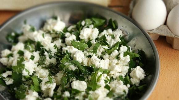 1. Этап. Борек: 3. Смешиваем сыр с зеленью, хорошо разминаем массу вилкой.