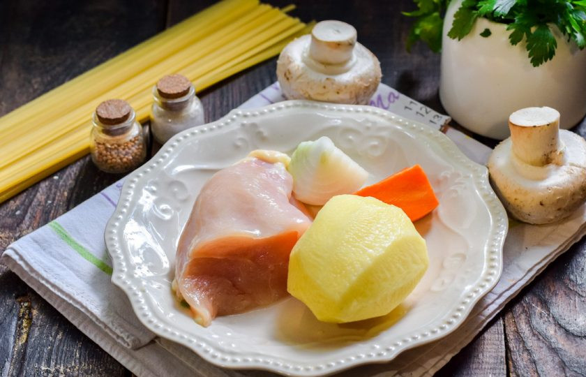 1. Этап. Диетический суп с лапшой: Подготовьте ингредиенты.