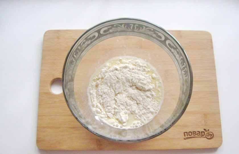 1. Этап. Урама: Всыпьте муку.