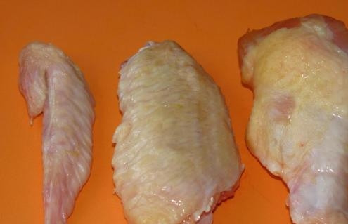 1. Этап. Куриные крылышки в пиве: Куриные крылья хорошо помоем и разделим на 3 части. Самую маленькую часть крыла отправляем в морозилку (будет для бульона), а две остальные подойдут для нашего блюда.